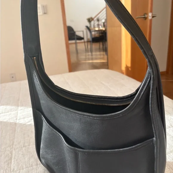 Coach Vintage Ergo 5053 – Iconic ’90s Black Leather Shoulder Bag - Picture 2 of 16